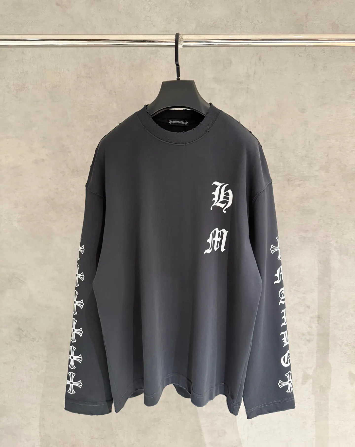 🅿️330 [Strict quality control] CH Croixin's new long-sleeved sweatshirt T-shirt. Heavy 340g double yarn fabric. Four flower positions on the front, back and left. Wash the whole garment twice. The four sides are frayed and torn. Heavy fabric. The neckline is made of icy Salona. Loose fit. Deep, wide and stylish. No deformation or shrinkage. 3 colors: black, white and gray. Size: M-2xl